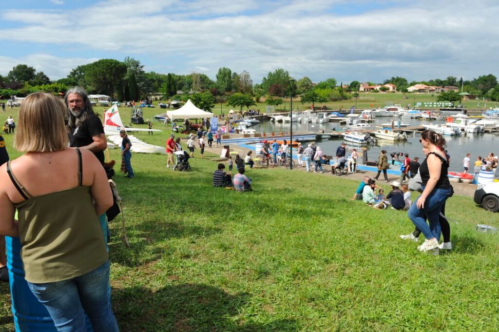 locaux à la fête du port d'aigueleze