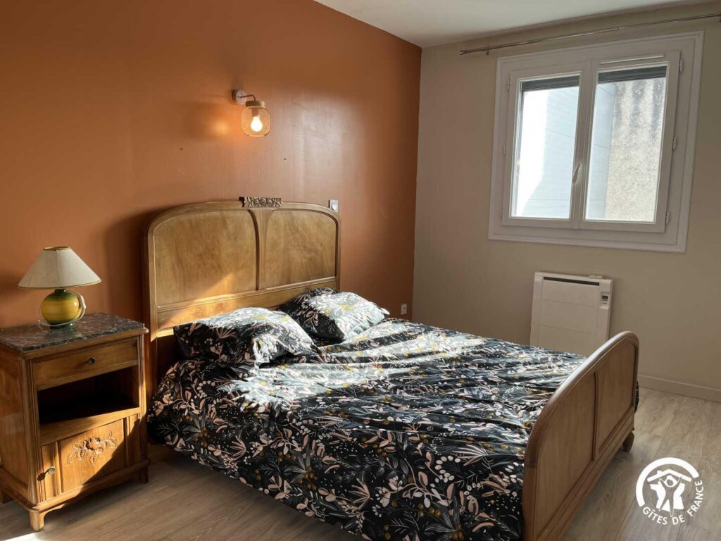 Lit double dans la chambre