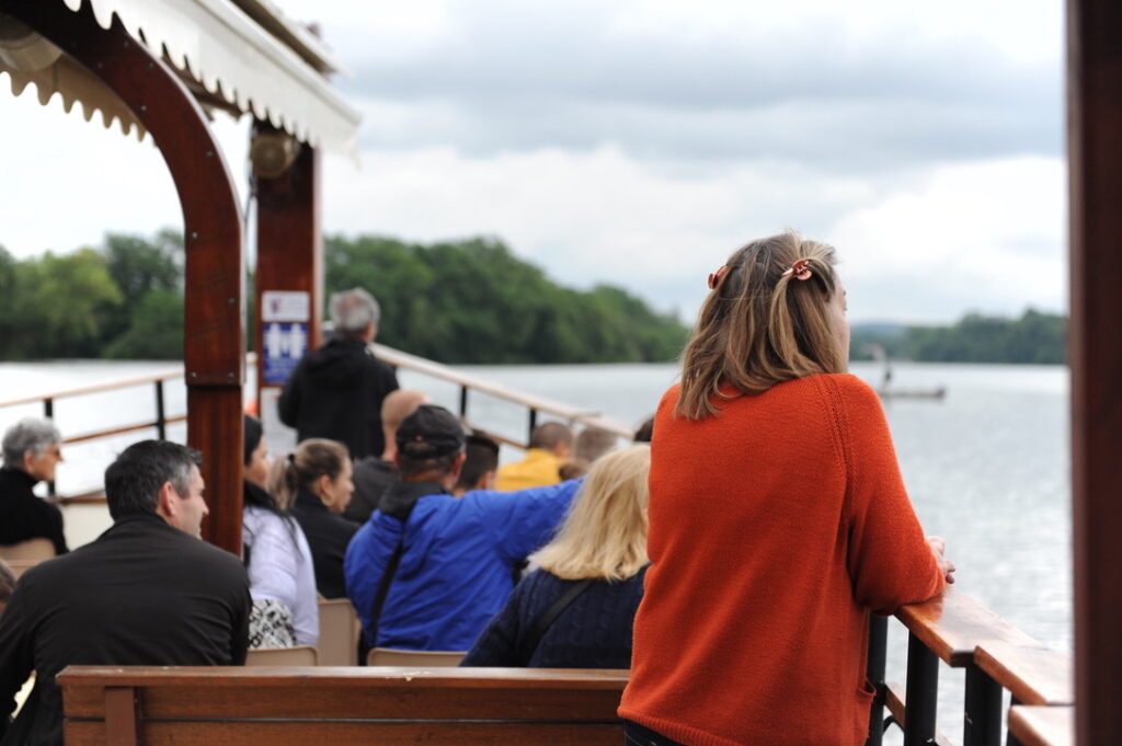 Touristes sur une croisière ornithologique
