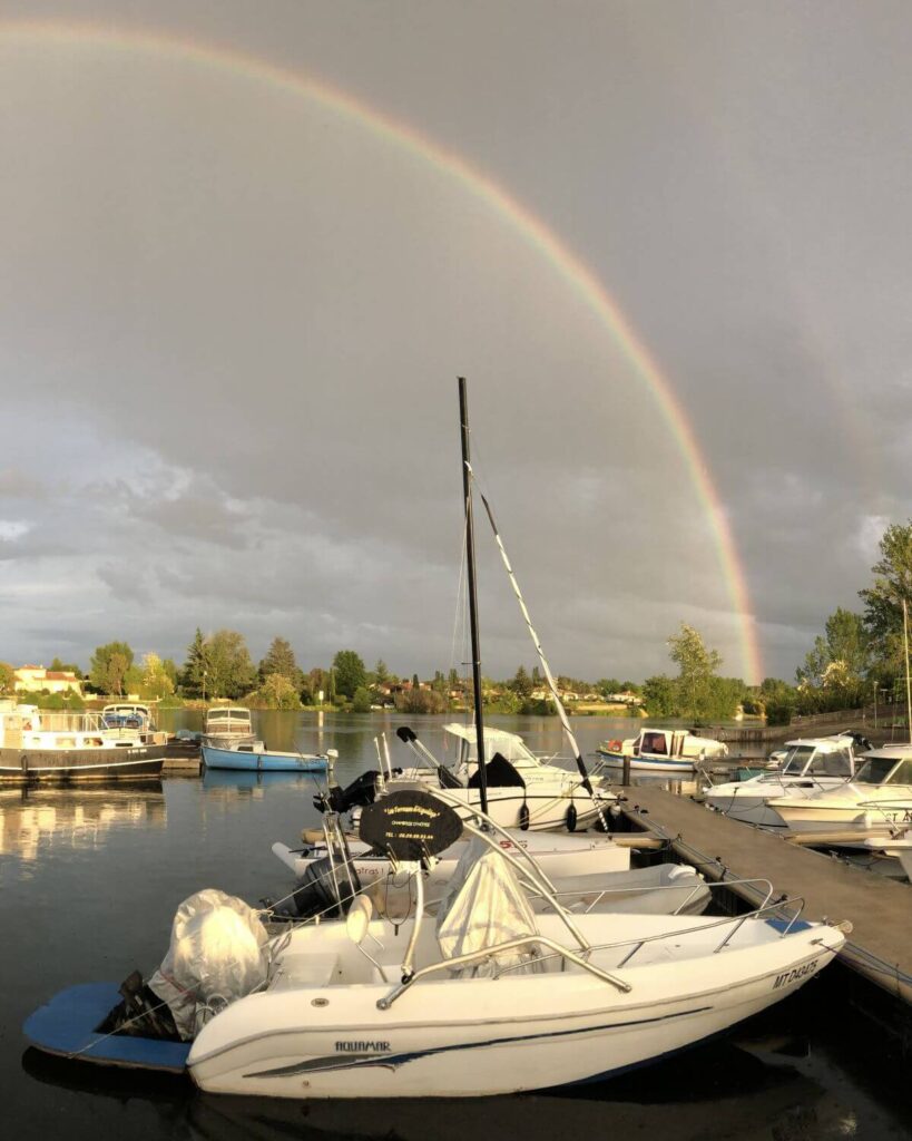Bateau avec un arc en ciel