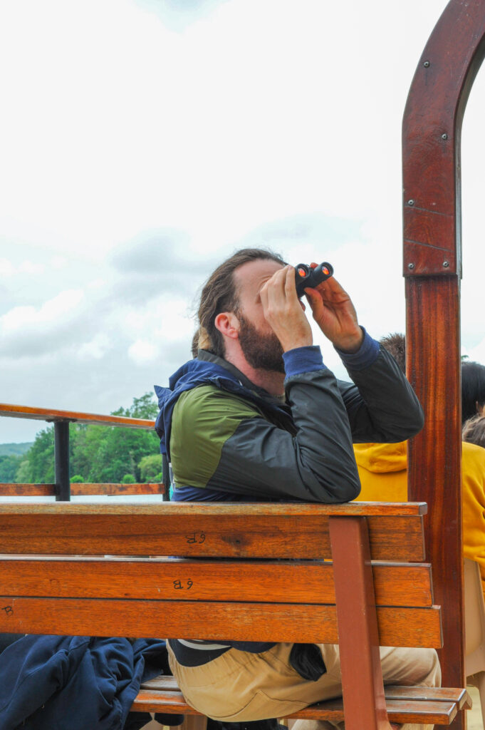 homme avec des jumelles