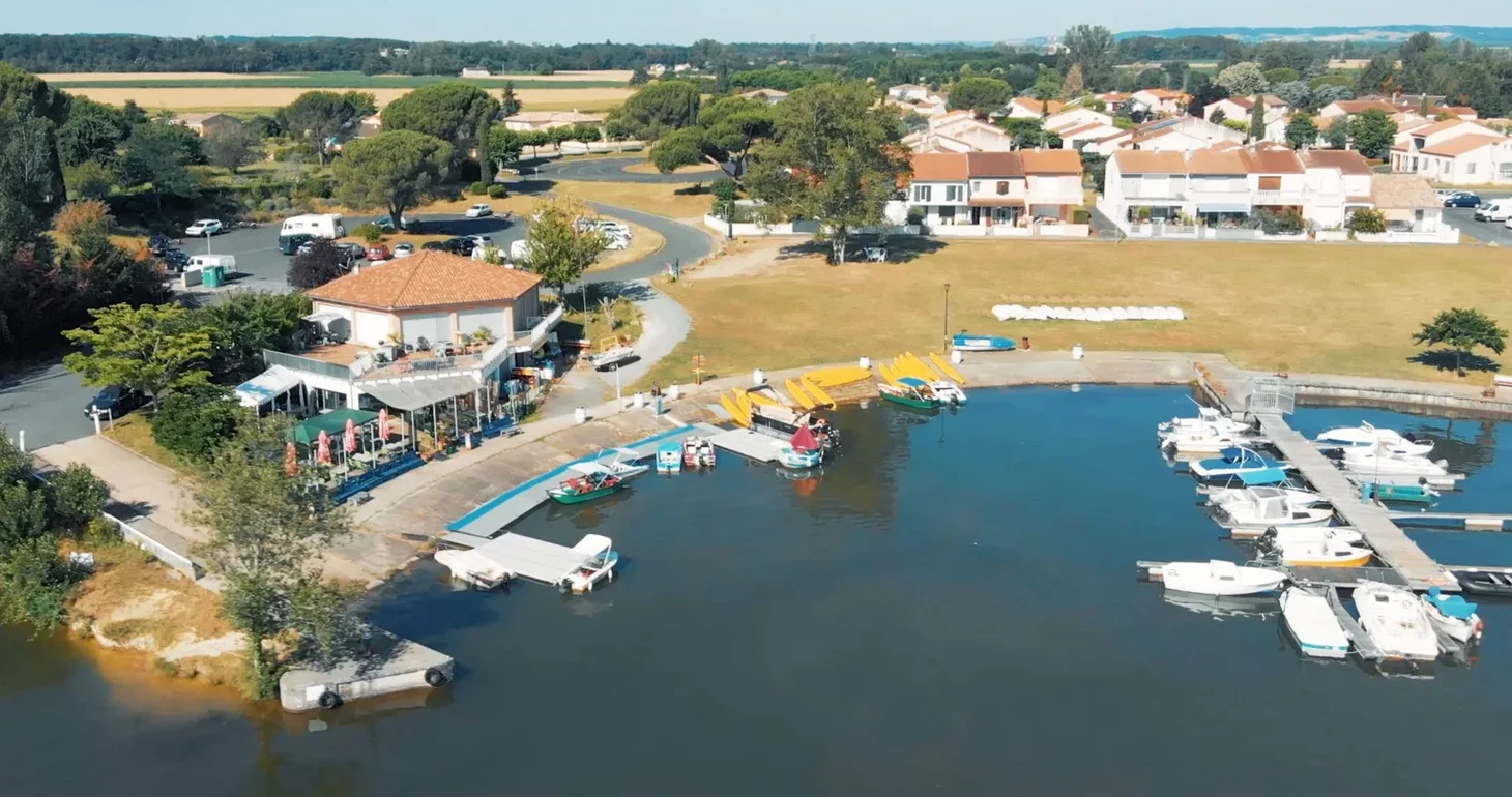 vue du ciel du port d'aiguelèze