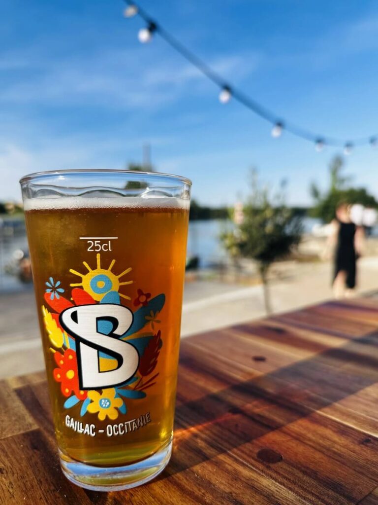 Bière blonde en terrasse