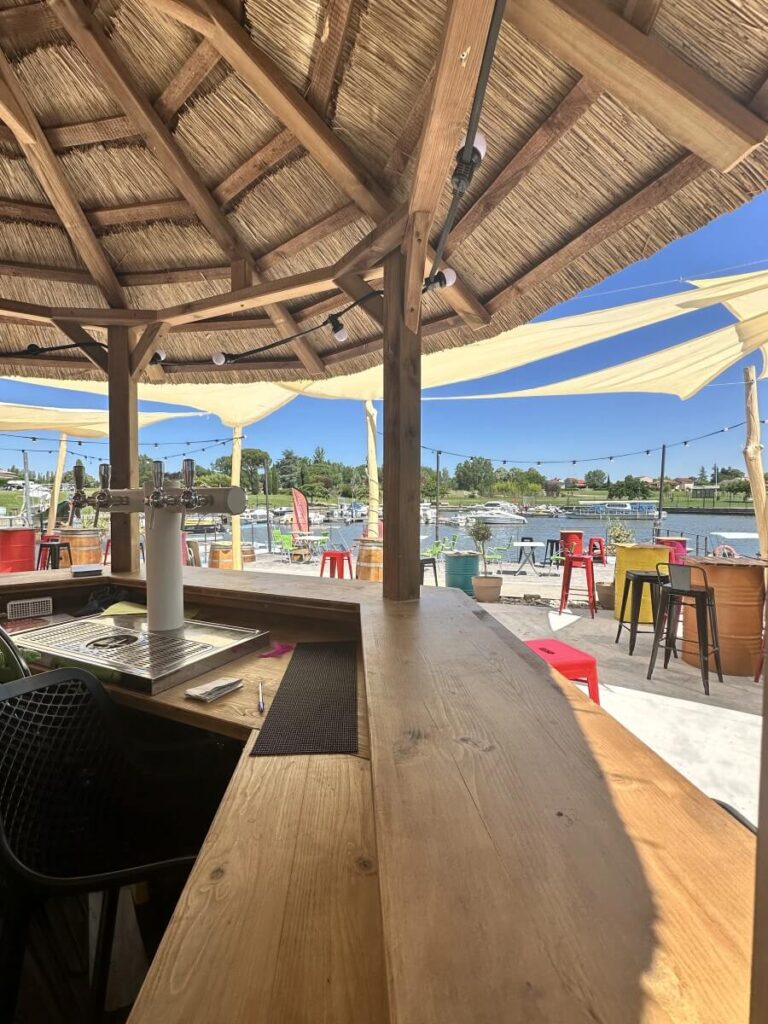 vue sur le bar du port aigueleze