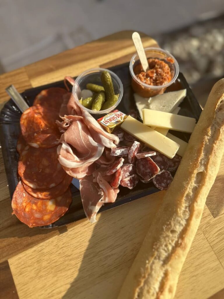 planche de tapas avec charcuteries et fromages